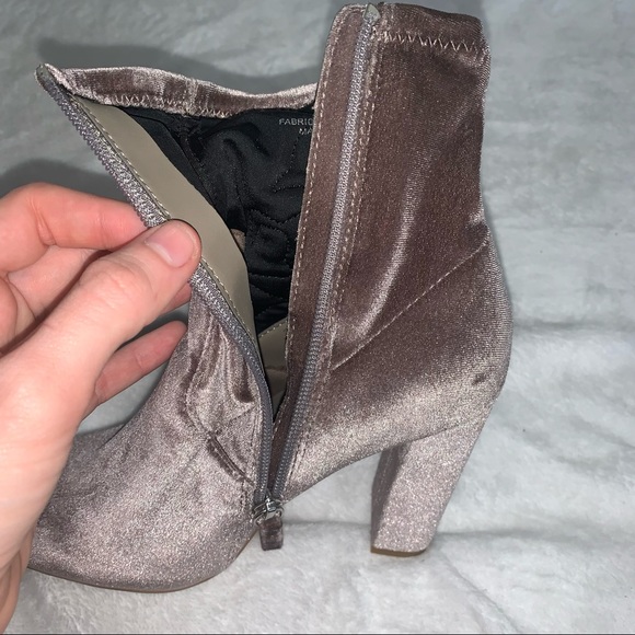 Steve Madden Size 6m gray suede booties with embroidered flowers - Picture 12 of 15